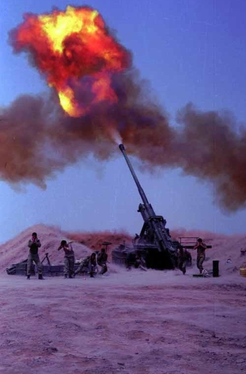 Điểm yếu của M1978 Koksan là không chứa đạn bên trong xe (cần phải có xe chở đạn kèm theo), tốc độ bắn “siêu chậm” 1-2 viên/5 phút. Trong ảnh là một khẩu pháo M1978 Koksan khai hỏa trong cuộc chiến tranh Iran-Iraq những năm 1980 (một số pháo này được Triều Tiên xuất khẩu sang Iran).